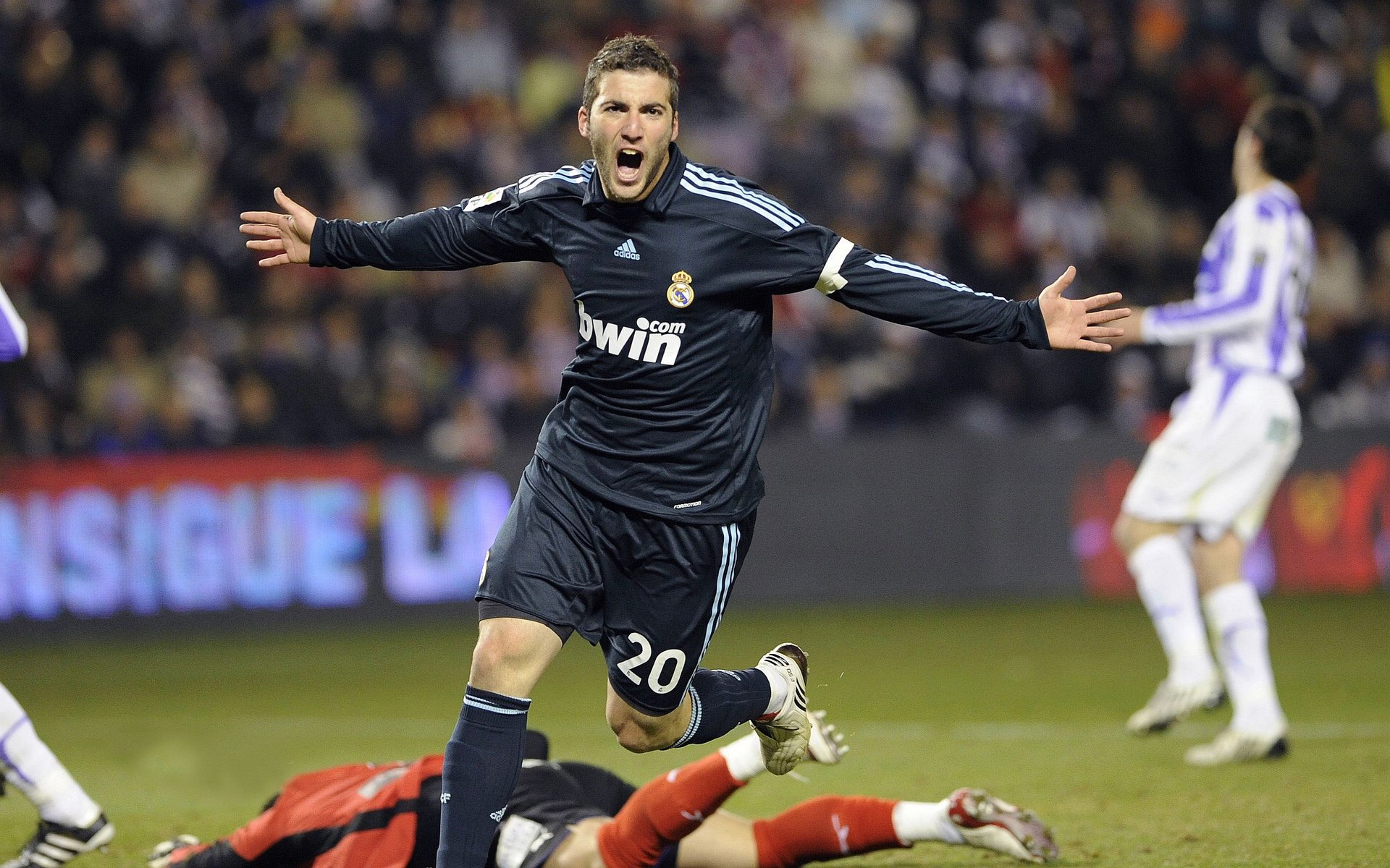 实力碰撞:场面火爆,双方拼尽全力,实力碾压表情包